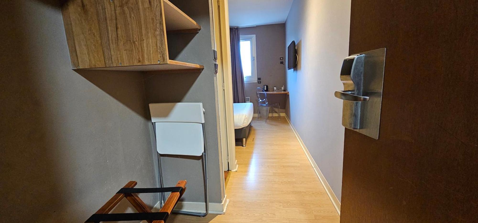 Contact Solana, Mendesfrance Hotel