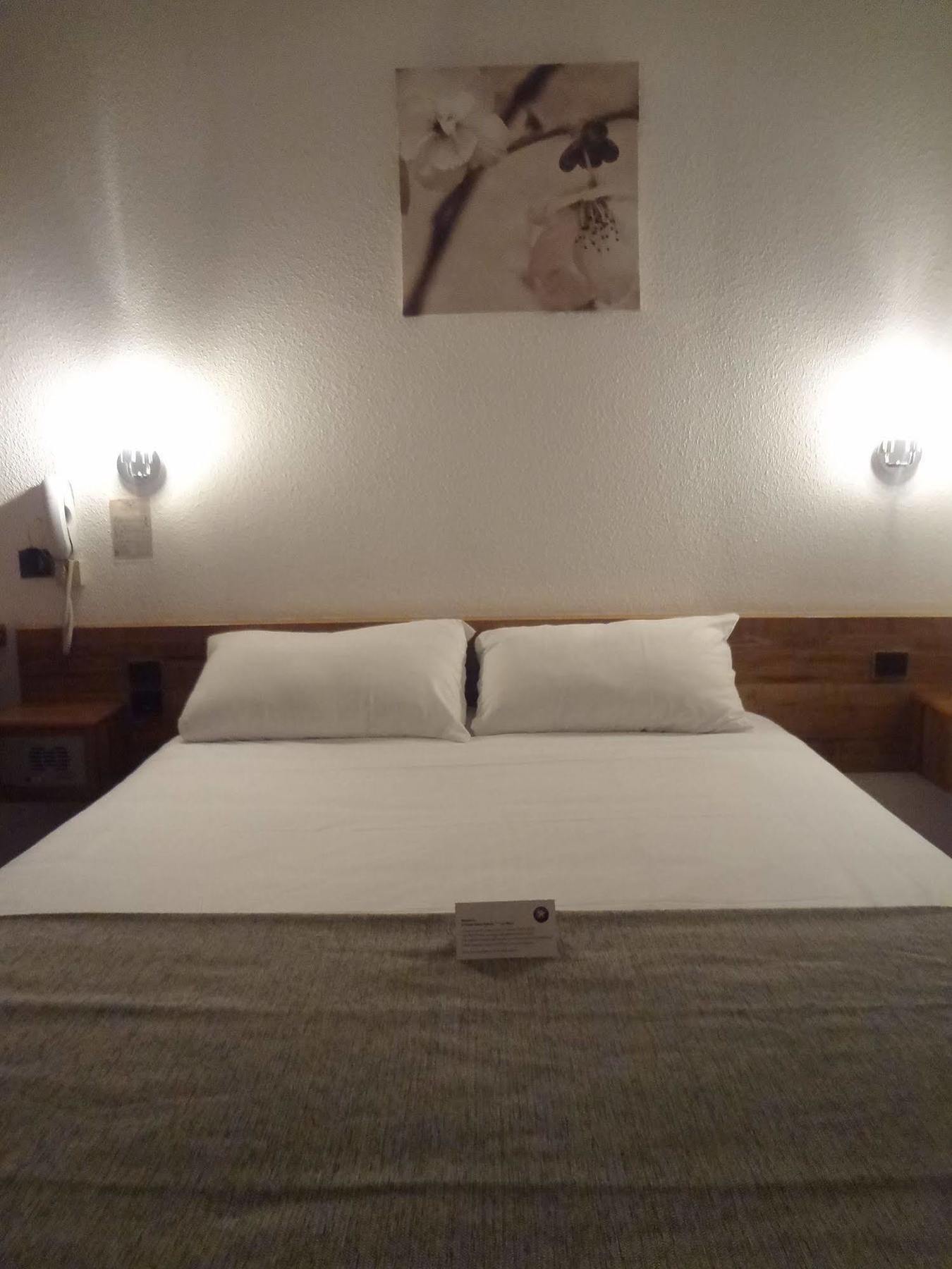 Contact Solana, Mendesfrance Hotel